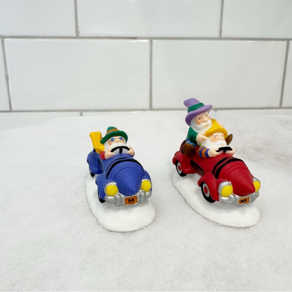 ❤️🎄❤️ Dept 56 | “Cruisin’ Crayola Elves”| North Pole Series ❤️🎄❤️ - Picture 3 of 9